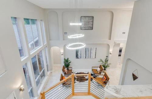 Captivating 6BR 3B Home with Pool & Fire Pit - Foto 8