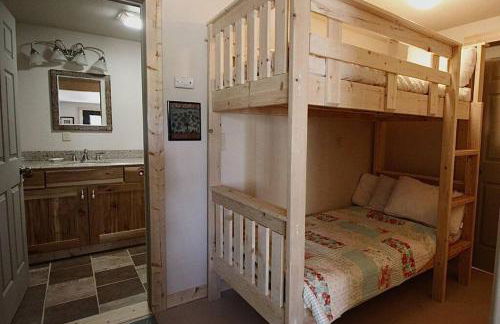 New! Lower Level Ranch Home - 10 mins to Town - Foto 14