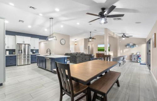 Swim, Golf, Grill and Chill! Surprise Group Getaway - Foto 7