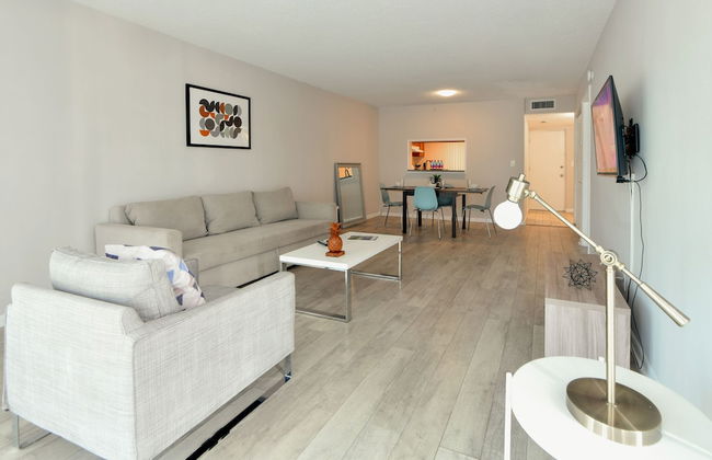 Artrageous on the river By RocketStay - Photo 12