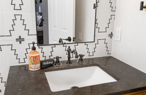 Heated Pool and Jacuzzi, Scenic Mountain View, Lux and Cozy, - Foto 21