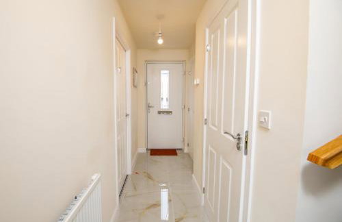 Luxury 5BDR with City Access, Free Parking and Wi-Fi - Photo 25