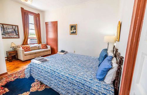 Step Back in Time Charming Victorian with Modern Amenities - Foto 12