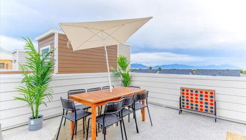 Modern 4BR Home Rooftop Patio Mountain Views - Foto 5