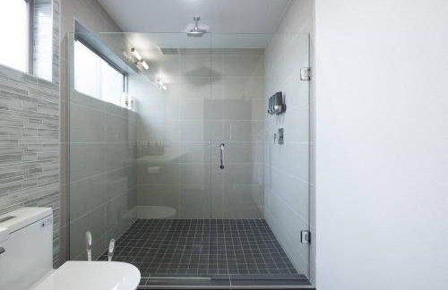 Designer Urban Retreat w Rooftop Deck & Fireplace - Foto 59