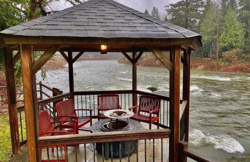 Riverfront Retreat Hot Tub Sauna Yard Gazebo and VIEWS - Foto 6