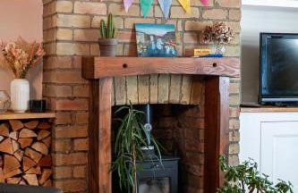 Charming Family Home with Stoves, Garden & Parking - Foto 8