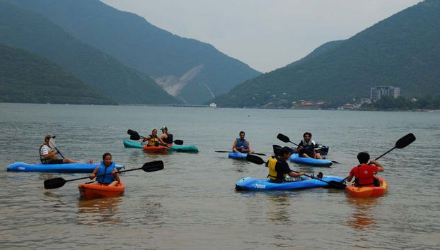 Personnes pagayant au barrage de La Boca