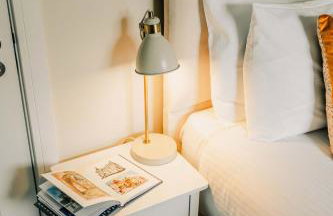 Modern Central 2 Bed Apartment with Parking - Photo 37