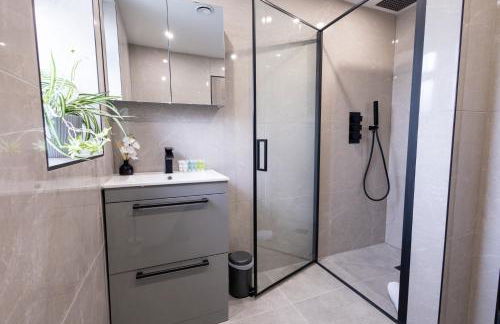 Brand-New Top-Floor Flat with Stunning Balcony & Parking - Foto 23