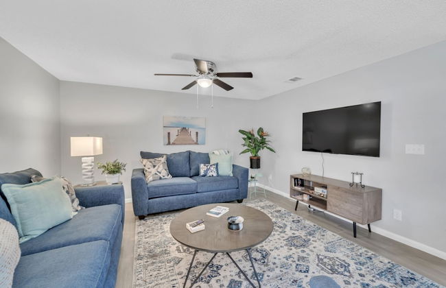 Serenity Retreat: Charming Home Near Attractions! 3 Bedroom Home by RedAwning - Foto 18