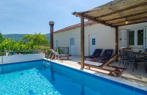 Villa Dalmatian Gem - Two-Bedroom Villa with Terrace and Swimming Pool - Photo 40