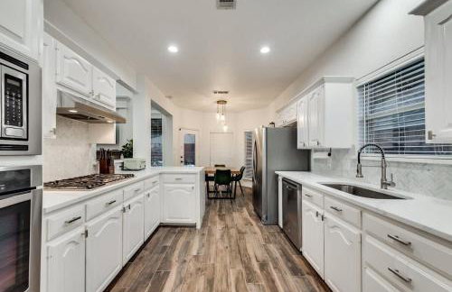 Modern and Luxury DFW Mansion with Backyard Oasis - Foto 30