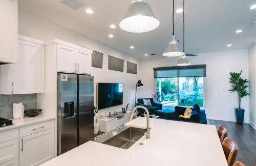 Austin Oasis Spacious 4BR Retreat with Hot Tub Cowboy Pool and Infrared Sauna Perfect for Families and Bachelorettes - Photo 36