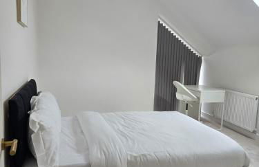 8 Bedroom House Sleeps 20 - Private Garden - Foto 45