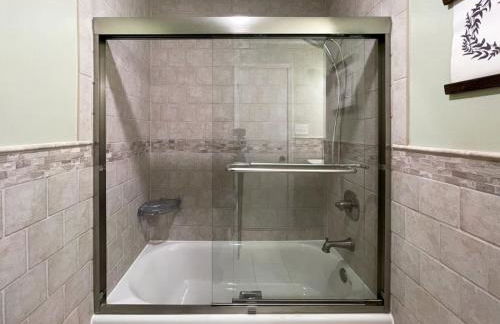 Fenced-In 4 BR 2mi North Hills, Garage, Storage - Foto 12