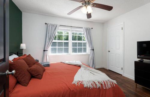 Exclusive Lux Home Near Town • Game Rm • Gym • 4BR - Photo 49