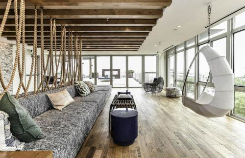 Urban 2BR Oasis with Scenic Rooftop and Gym - Foto 57