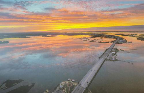 Marsh House, HOT TUB, Waterfront, KING bed, Close to Lejeune, - Foto 19