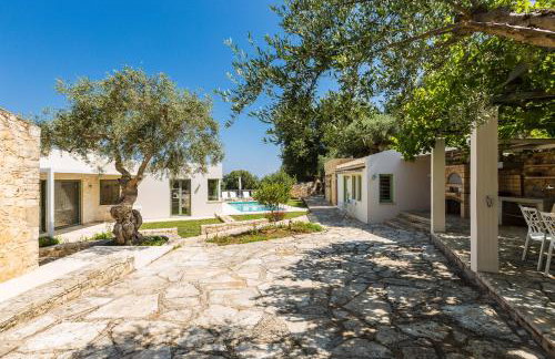 Nature Retreat Green Oasis Villa with Private Pool & Rooftop Hot Tub - Foto 15