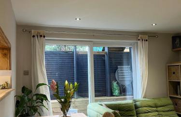 Newly Renovated 1-Bed Apartment with Private Patio - Foto 14