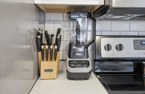 Mass Ave Retreat with Big Patio and Free Parking - Foto 22