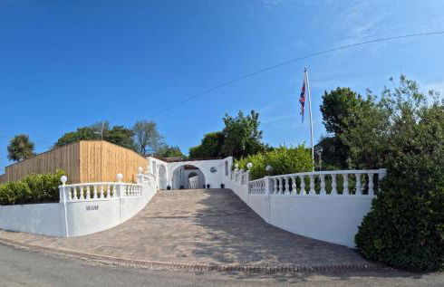 Family Bungalow with Private Pool - Photo 12