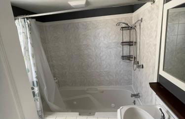 Sunlit Surf House 4BR Downtown Walk to beach - Foto 38