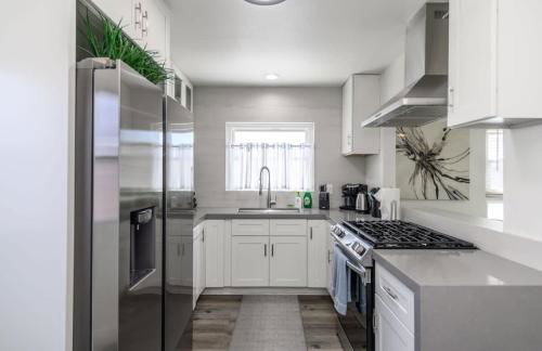 Spacious Disneyland 5 Bedroom 4 Bath House with Game Room - Photo 21