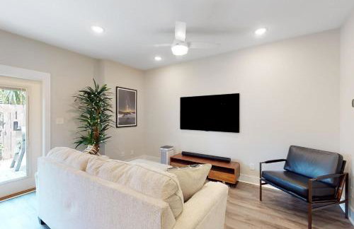 Stylish dog-friendly townhome with firepit & enclosed yard - blocks to downtown - Photo 12