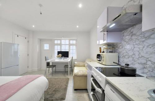 Uxbridge Studio – Private Driveway Parking - Foto 13