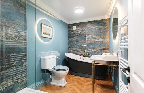 Central Whitchurch - Lowcross House Guest Bedroom 1 - Photo 14