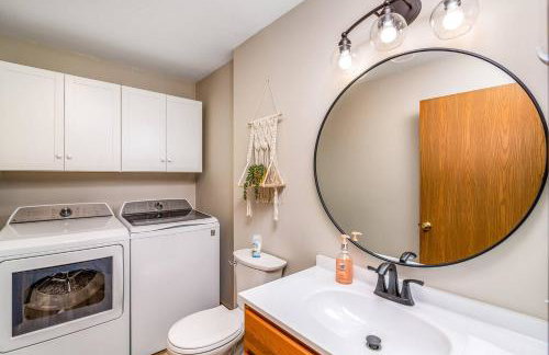 Boho Cleveland Bungalow - Sun-Drenched 2BR with Deck - Foto 21