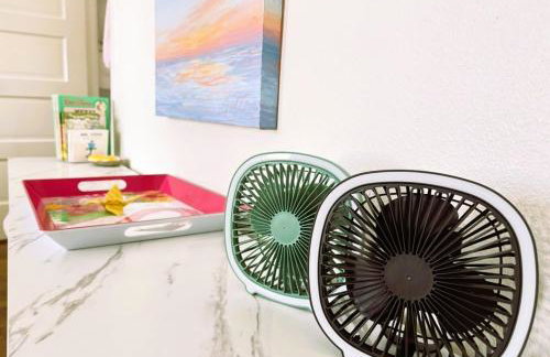 4BR Boutique Coastal Home, Walk to Beach and The Strand, Sleeps 10 - Foto 47