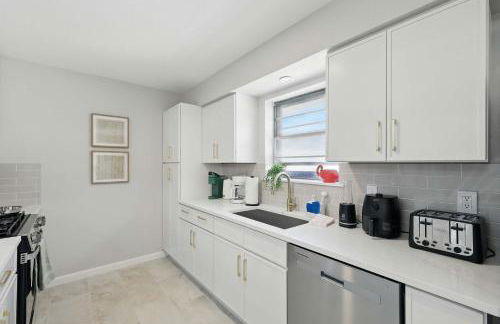 Spacious 5BR Getaway with Pool - Foto 15