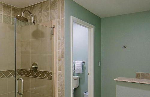 Enjoy mini golf, arcade games, and pools with Family in 2BD Orlando condo - Foto 24