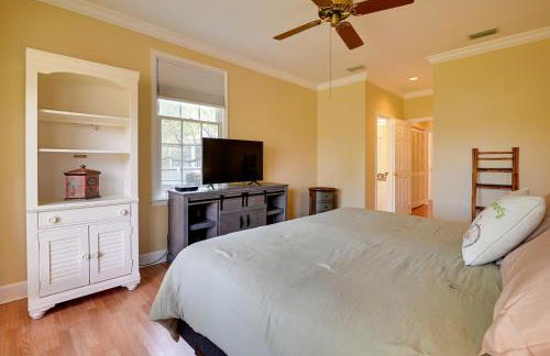 Cottage with Deck and Pool Access about 6 Mi to Beach - Foto 14