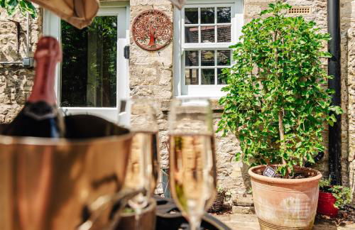 Delightful Cotswold Cottage for two, Log Burner, Garden & Dog Friendly - Photo 7