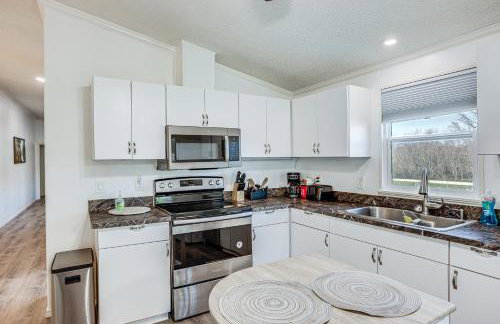 Waterfront Trinity Vacation Rental with Hot Tub! - Photo 8