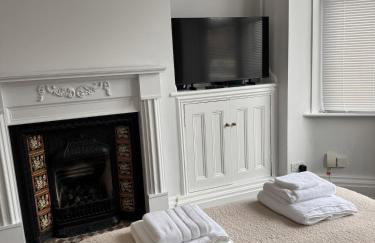 Month Stays Central 3 bed Three Bedroom House by Brookland Stays Serviced Accommodation & Short Lets in Preston with Free WiFi - Foto 17