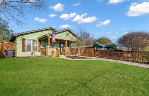 Stockyards 5 mins!-New!-Sleeps 8. Cowboy Bungalow - Foto 28