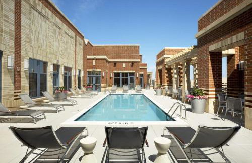 Upscale Comfort Next to Metro and Dining - Foto 30
