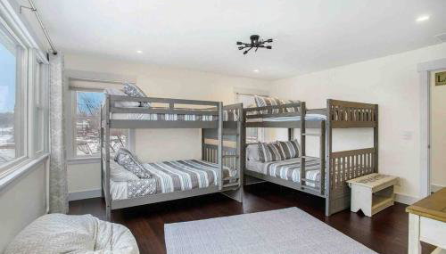 Cheerful Sister Lakes 4 BDR Lake House with Hot tub - Foto 2