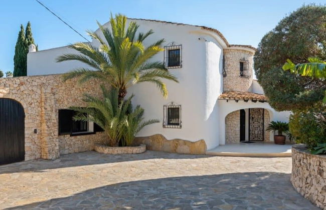 Relax in Luxury at This Stunning Seaside Villa - Photo 41