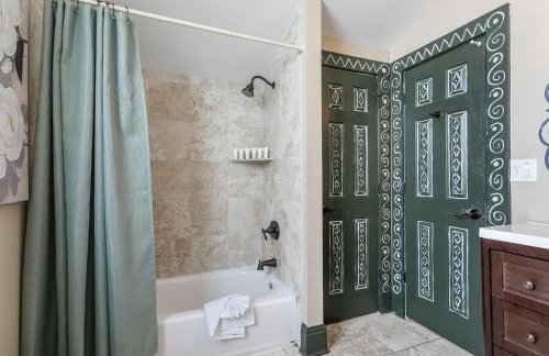 Renovated Historic 4BR House Near Magazine St & Uptown - Photo 47