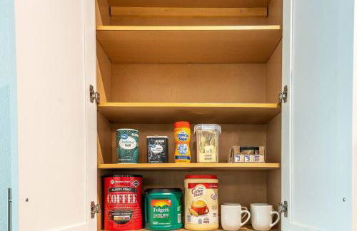 Beautiful RiverWalk Apt with Full Amenities, King Bed & Free Parking - Foto 19