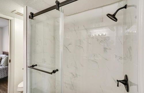 Near Globe Life and ATandT! Convenient Unit with Patio - Foto 17