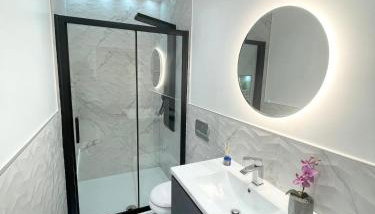 The Alice Apartment - by Coastline Retreats - Balcony Apartment - Alice in Wonderland Themed Secret Room - Luxury Copper Bath in Master Bedroom - Foto 4