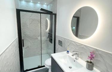 The Alice Apartment - by Coastline Retreats - Balcony Apartment - Alice in Wonderland Themed Secret Room - Luxury Copper Bath in Master Bedroom - Foto 4