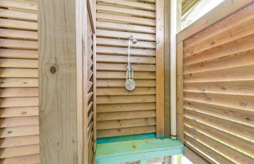 Walk to Shore Crystal Beach Escape with Deck and Bar! - Foto 32